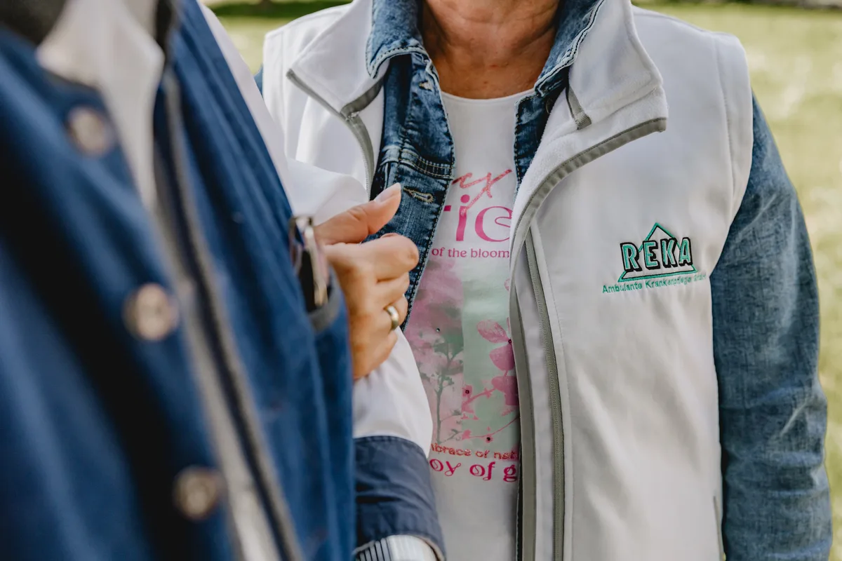 Nahaufnahme der REKA Arbeitskleidung mit Logo – zuverlässiger Pflegedienst für Hausnotruf in Diekholzen