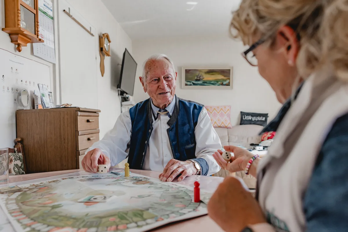 REKA Betreuungskraft bei einem Senior in Hildesheim – geplante Verhinderungspflege entlastet Angehörige