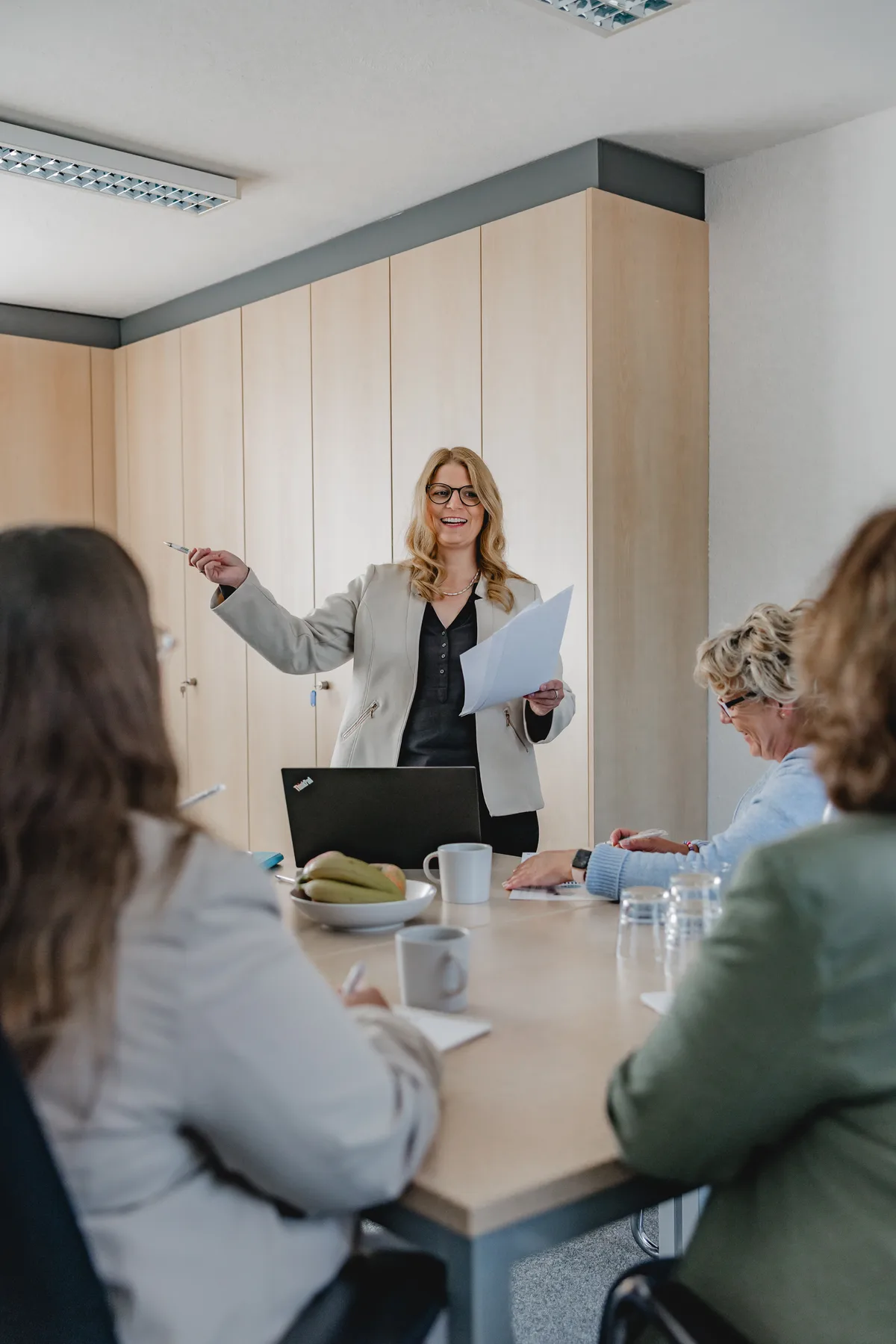 Diana Neumann präsentiert dem REKA Pflegeteam aktuelle Themen in der Teambesprechung