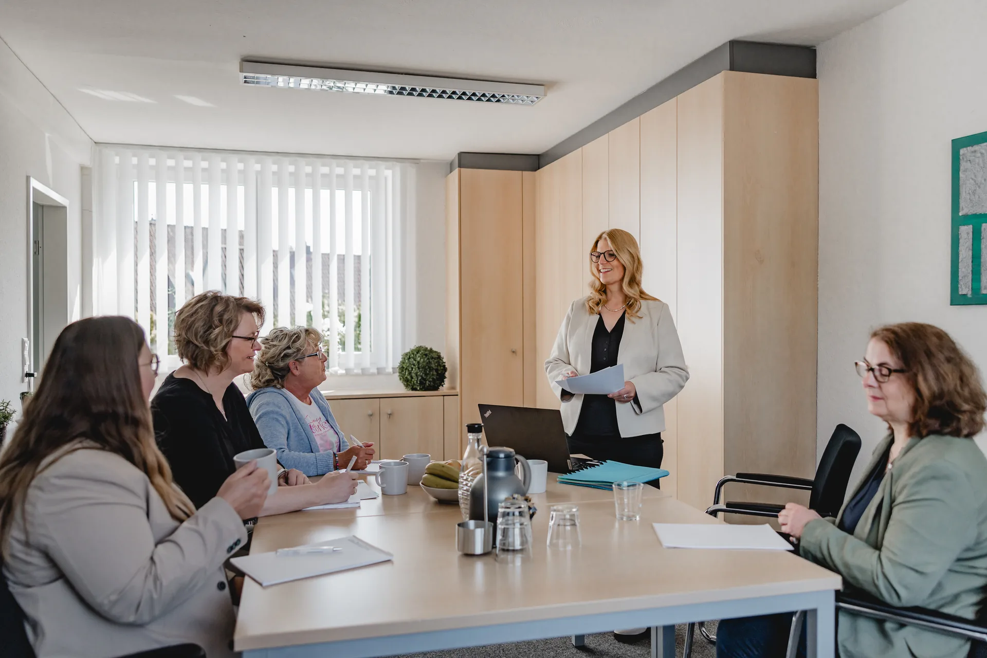 REKA Pflegeteam bei einer gemeinsamen Teambesprechung am Besprechungstisch in Diekholzen