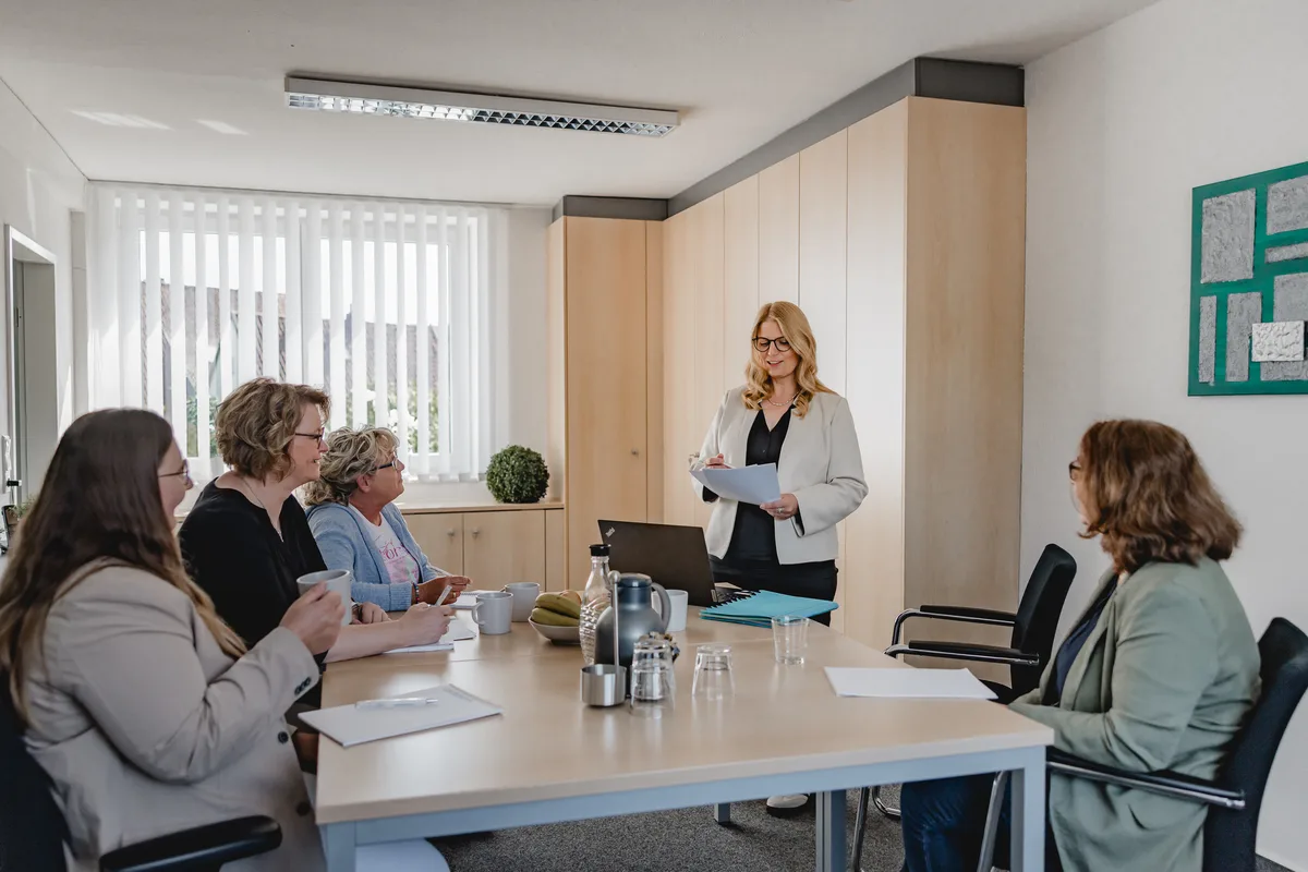 REKA Pflegedienstleitung im Gespräch mit dem Team – geprüfte Pflegequalität in Diekholzen